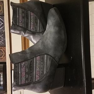 Maurice's Gray Aztec Pattern Boots Size 11m